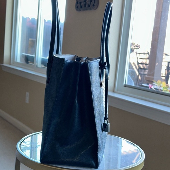 Michael Kors black handbag with silver metallic design and signature MK … - Picture 4 of 10